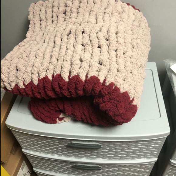 ๐ฅ๐ฅNWT! HANDKNIT! Marroon and grey only! On sale!!! Chunky loop blanket! - Picture 4 of 13